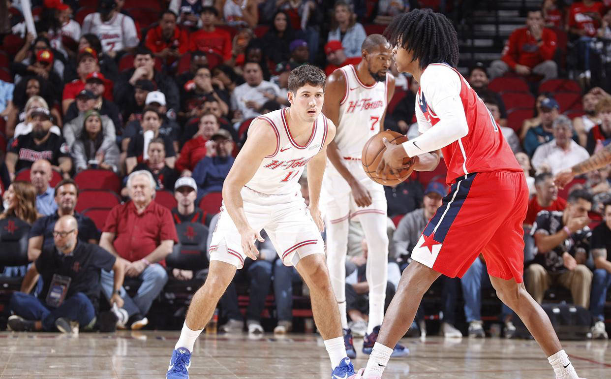 凯尔特人轮换策略优化，整体表现稳健（凯尔特人优化轮换安排，整体表现依旧稳健）