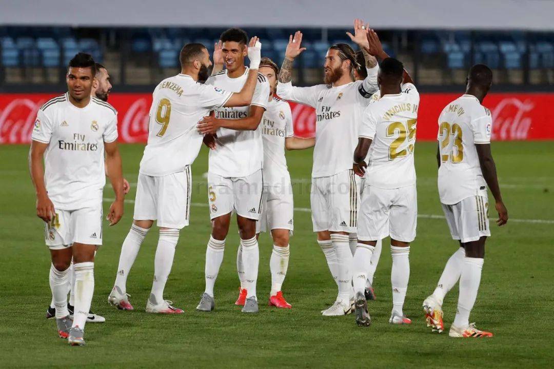 足球欧冠最佳球员票选开启，众星入围（足球欧冠最佳球员评选启动，群星云集入围）