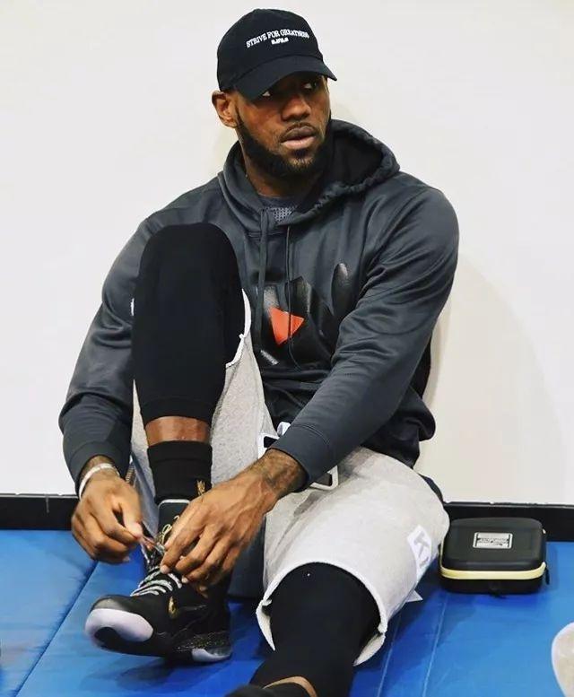 天空体育：谢什科膝盖受伤，或将错过斯洛文尼亚的世预赛（天空体育：谢什科膝伤，恐缺席斯洛文尼亚世预赛）