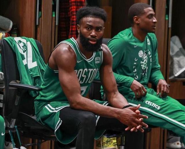 尤文全队和球迷一起出现在登机口，斯帕莱蒂和球迷们友好互动（尤文全队与球迷齐聚登机口，斯帕莱蒂亲切互动）